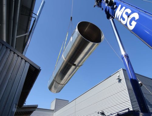 Montage de silos dans un parc industriel